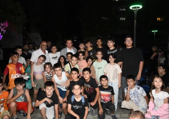 Başkan Aydın, Güneştepe’de Çocuklarla Açık Hava Sinemasında Buluştu