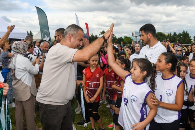 Mini Voleybol Şenliği’nde Çocuklar Madalyalarını Aldı