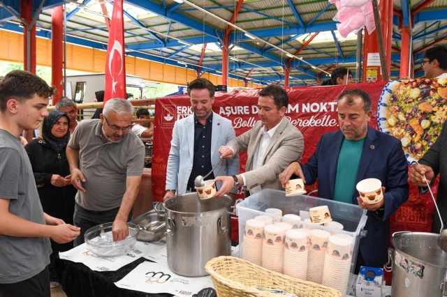 Başkan Erkan Aydın Hamitler'de Aşure Bereketini Vatandaşlarla Paylaştı