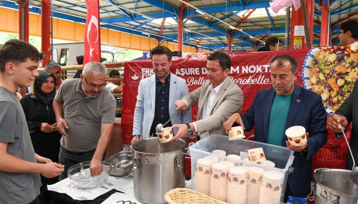Başkan Erkan Aydın Hamitler'de Aşure Bereketini Vatandaşlarla Paylaştı