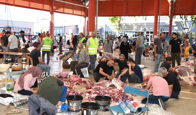 Kurbanlıklar Hijyenik Ortamlarda Kesildi