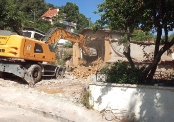 Tehlike Saçan Metruk Binalar Yıkıldı