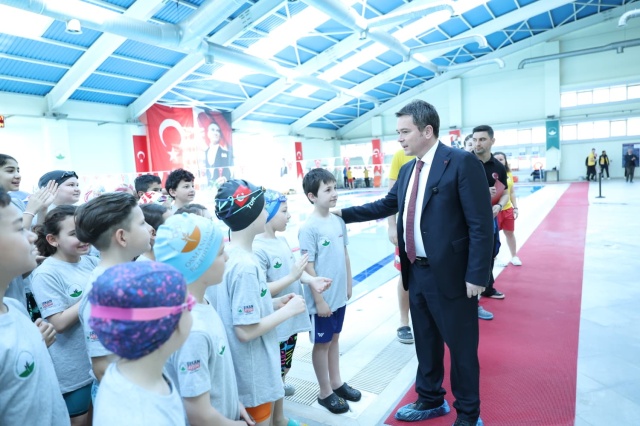 Osmangazi Belediyesi’nden 23 Nisan’a Özel Yüzme Şenliği