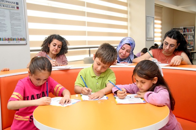 "Hayatımın İlk Kütüphanesi Annem" Anne ve Çocukların Gönüllerine Dokundu