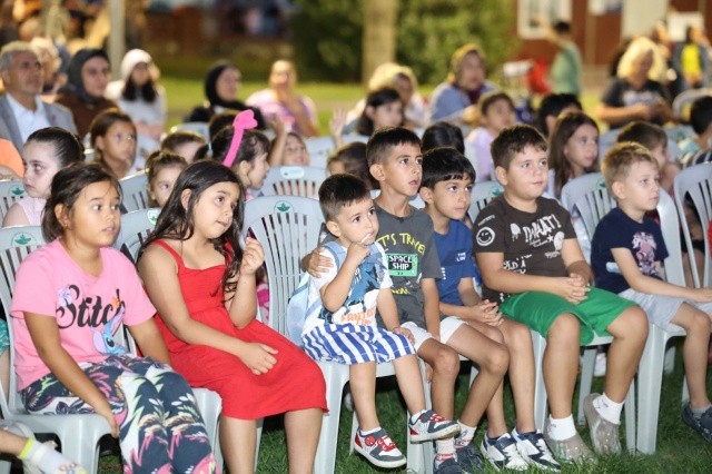 Soğukkuyu Parkı’nda Çocukların Sinema Keyfi