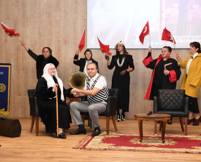 "Zamansız Kadınlar" Oyunu Osmangazi’de Sahne Aldı
