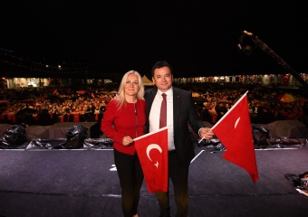 Zeynep Bastık Osmangazi Meydanı’nı Şarkılarıyla Isıttı