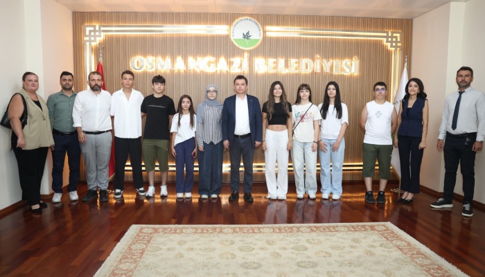 Osmangazi’de Ücretsiz LGS Kurslarının Başarılı Öğrencileri Başkan Aydın’la Buluştu