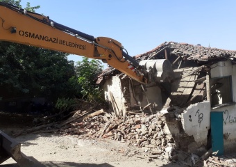 Osmangazi’de Bir Metruk Bina Daha Yıkıldı