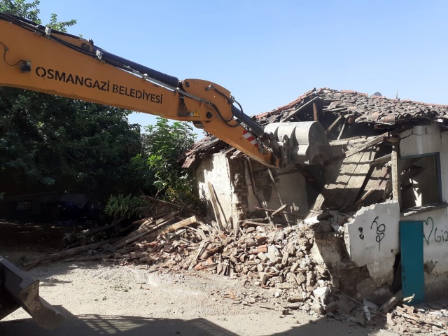 Osmangazi’de Bir Metruk Bina Daha Yıkıldı