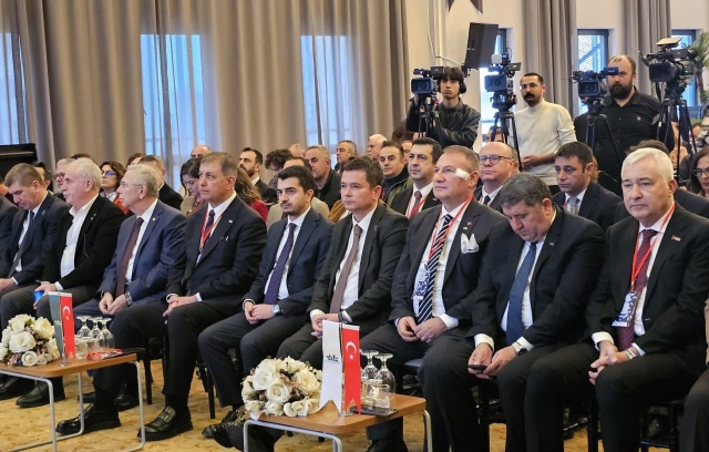 Başkan Aydın Afetlere Dirençli Kentler Paneli’ne Katıldı