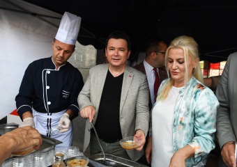 Başkan Aydın, Kazanın Başına Geçti Aşure Dağıttı