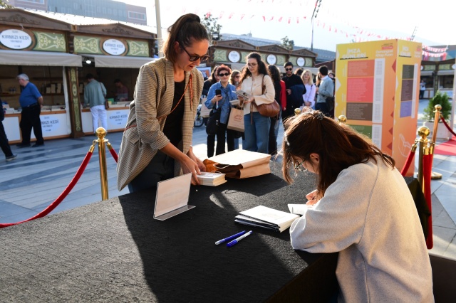 Yazarlar Okurlarıyla Osmangazi Kitap Fuarında Buluştu