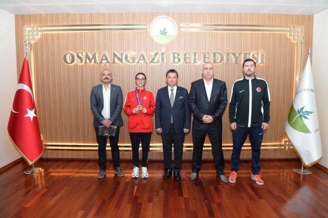 Başkan Erkan Aydın Bursa’nın Gururu Şampiyon Sporcuyu Ağırladı