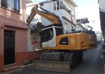 Tehlike Saçan Metruk Bina Yıkıldı