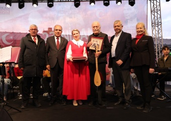 Usta Sanatçı Cahit Berkay Gençlerle Aynı Sahneyi Paylaştı