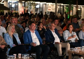 Başkan Erkan Aydın Vatandaşlarla Bursa Bülbülü Filmini İzledi