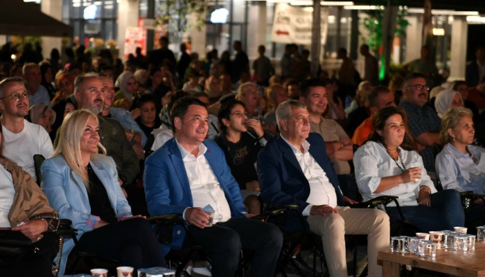 Başkan Erkan Aydın Vatandaşlarla Bursa Bülbülü Filmini İzledi