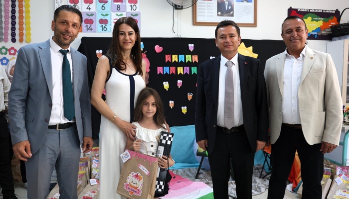 Başkan Erkan Aydın Öğrencilere Karnelerini Verdi