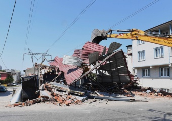 Yüksek Gerilim Hattına Yapılan Kaçak İş Yeri Yıkıldı